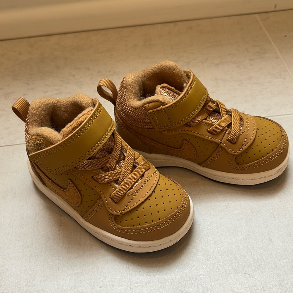 BRAND NEW NEVER WORN. Nike toddler shoes. Size 5c